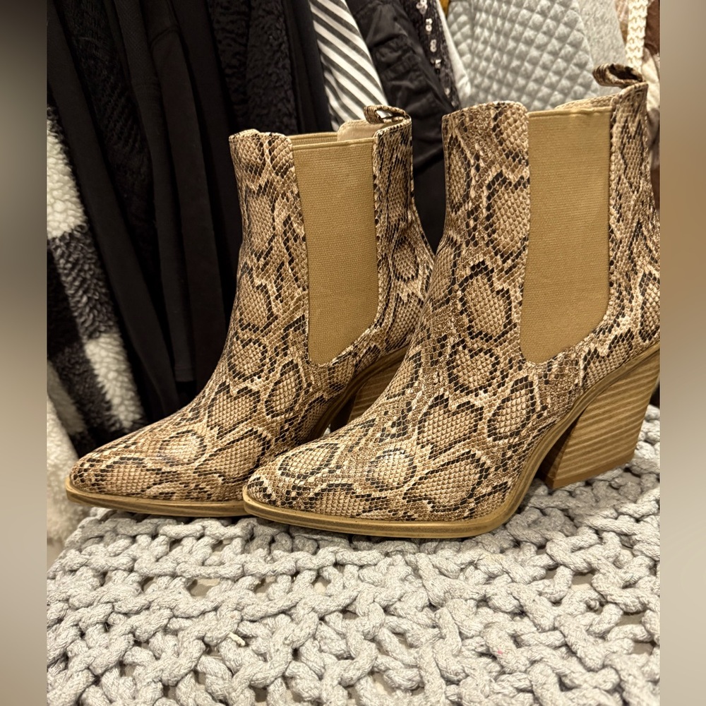 Babe - Dako snake ankle boots size 8